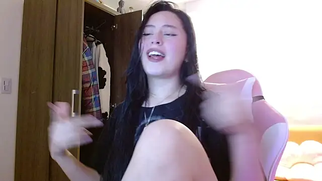 madissooon   online show from November 21, 2025, 4:55 am