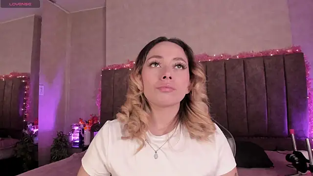 Snapshot of LanaMills_ chatting on July 14, 2026, 4:28 am LanaMills online show from July 14, 2026, 4:28 am