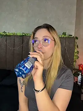 Snapshot of LanaMills_ chatting on March 6, 2026, 4:18 am LanaMills online show from March 6, 2026, 4:18 am