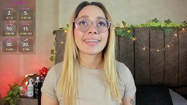 Snapshot of LanaMills_ chatting on March 17, 2026, 5:21 am LanaMills online show from March 17, 2026, 5:21 am