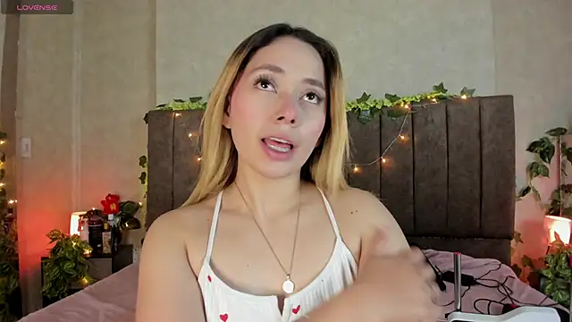 Snapshot of LanaMills_ chatting on April 11, 2026, 5:59 am LanaMills online show from April 11, 2026, 5:59 am