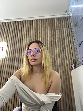 Snapshot of LanaMills_ chatting on March 5, 2026, 5:04 am LanaMills online show from March 5, 2026, 5:04 am