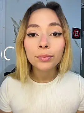 LanaMills  online show from May 15, 2026, 5:27 am