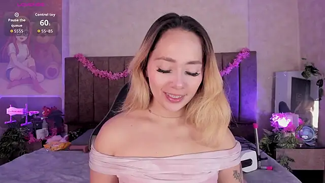 LanaMills  online show from May 21, 2026, 2:42 am