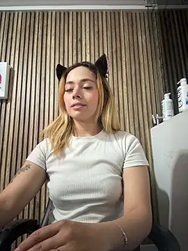 Snapshot of LanaMills_ chatting on April 1, 2026, 4:36 am LanaMills online show from April 1, 2026, 4:36 am