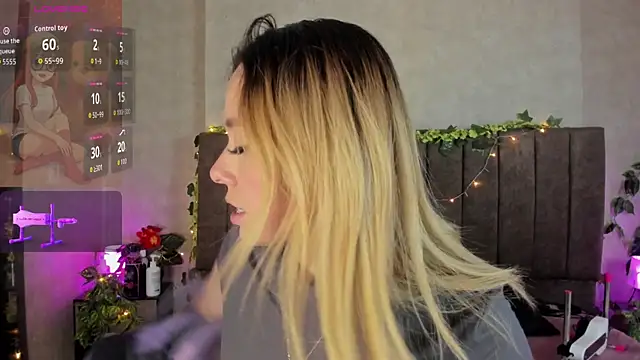 Snapshot of LanaMills_ chatting on April 13, 2026, 5:11 am LanaMills online show from April 13, 2026, 5:11 am