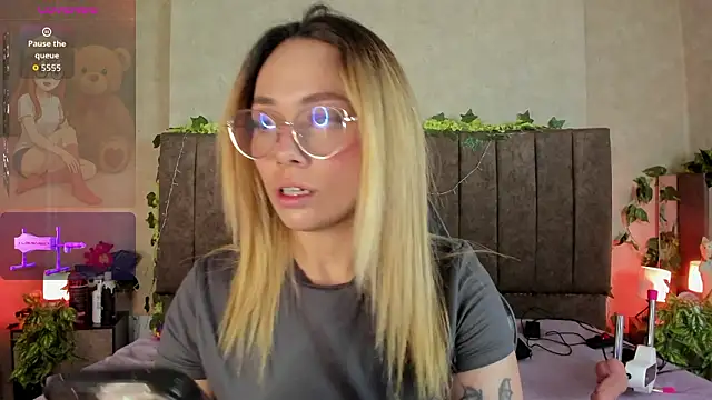 Snapshot of LanaMills_ chatting on March 30, 2026, 5:42 am LanaMills online show from March 30, 2026, 5:42 am