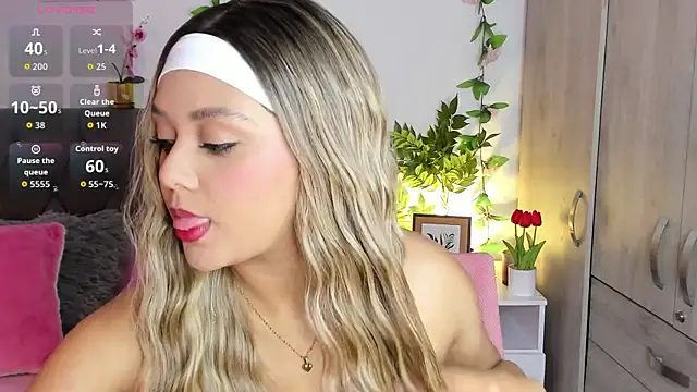 Snapshot of isajonnes18 chatting on October 18, 2025, 10:45 pm isajonnes18 online show from October 18, 2025, 10:45 pm