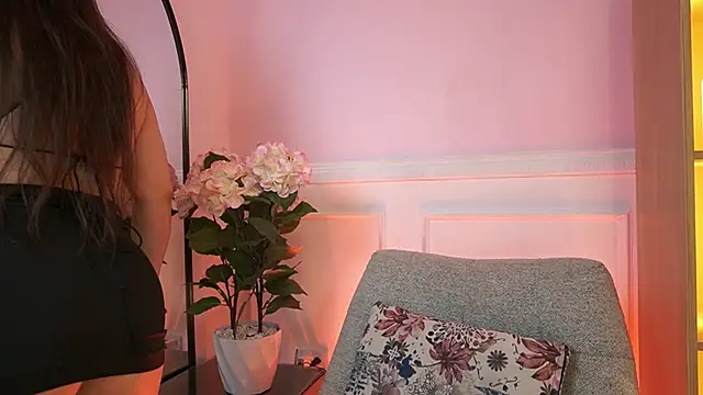 MilaCrave online show from March 5, 2026, 12:13 pm