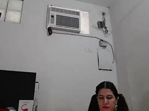 Bratzhot09 online show from November 18, 2025, 1:03 pm