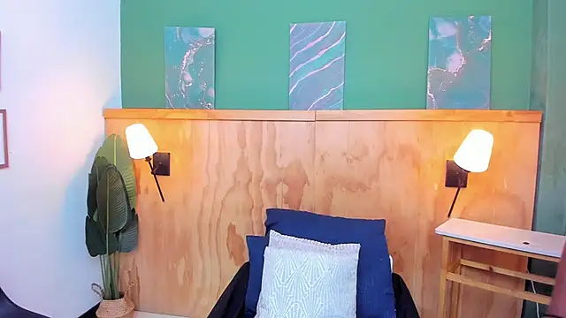 halleylorens online show from April 9, 2026, 6:47 pm