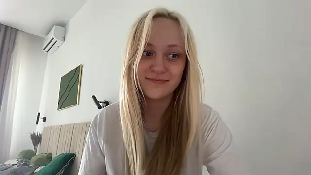 Snapshot of HeyMonkey_ chatting on May 15, 2026, 1:42 pm HeyMonkey online show from May 15, 2026, 1:42 pm