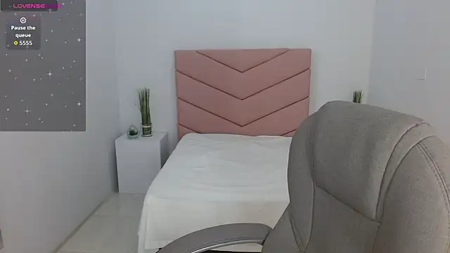 Snapshot of SarayVega_ chatting on October 7, 2025, 7:37 pm SarayVega online show from October 7, 2025, 7:37 pm