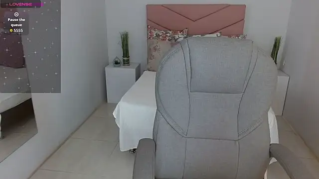 Snapshot of SarayVega_ chatting on October 15, 2025, 7:00 pm SarayVega online show from October 15, 2025, 7:00 pm