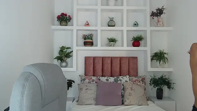 Snapshot of SarayVega_ chatting on November 19, 2025, 7:36 pm SarayVega online show from November 19, 2025, 7:36 pm