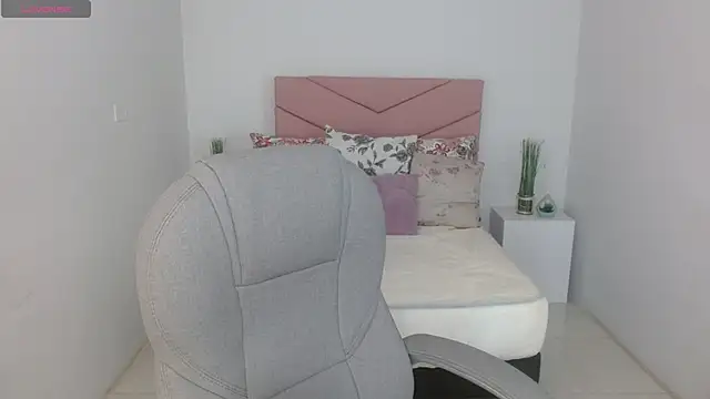 Snapshot of SarayVega_ chatting on October 24, 2025, 7:24 pm SarayVega online show from October 24, 2025, 7:24 pm