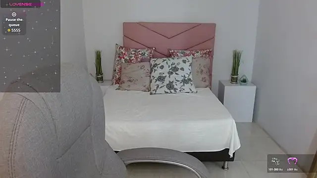 Snapshot of SarayVega_ chatting on November 6, 2025, 7:29 pm SarayVega online show from November 6, 2025, 7:29 pm