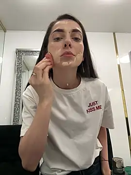 EllyLynn online show from April 13, 2026, 5:28 pm