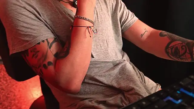 Snapshot of AlphaMasterXxx chatting on April 1, 2026, 1:41 pm AlphaMasterXxx online show from April 1, 2026, 1:41 pm