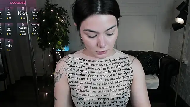 Snapshot of Dark_Moni chatting on April 1, 2026, 2:46 am Dark Moni online show from April 1, 2026, 2:46 am