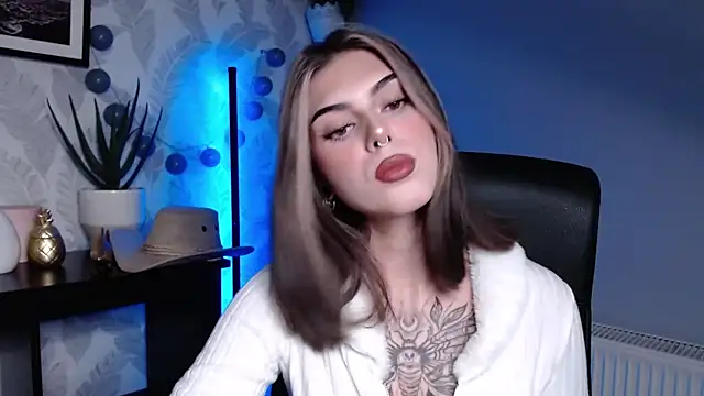 Snapshot of Nova_SIN chatting on October 15, 2025, 5:06 am Nova SIN online show from October 15, 2025, 5:06 am