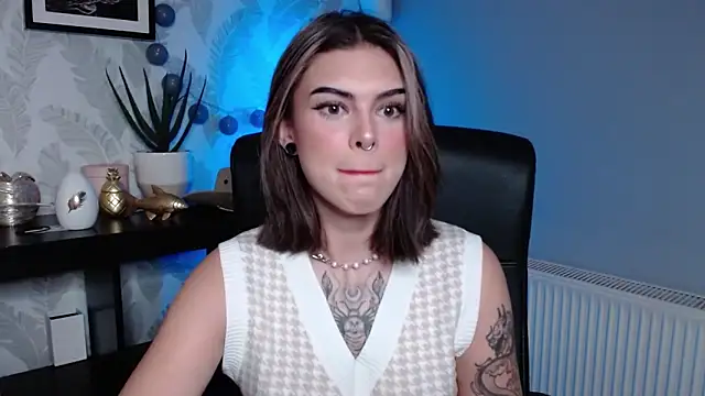 Snapshot of Nova_SIN chatting on November 14, 2025, 6:17 am Nova SIN online show from November 14, 2025, 6:17 am