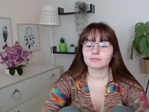 Julie Diamond online show from November 28, 2025, 1:44 pm