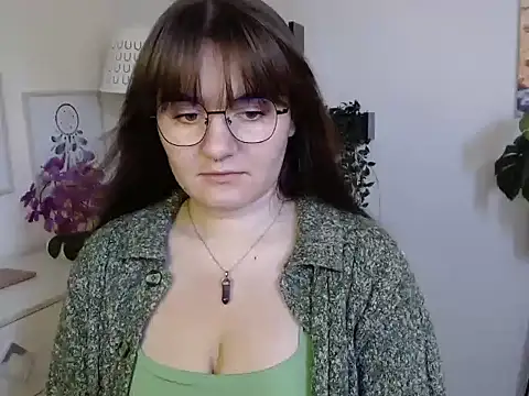 Julie Diamond online show from September 10, 2025, 1:21 pm