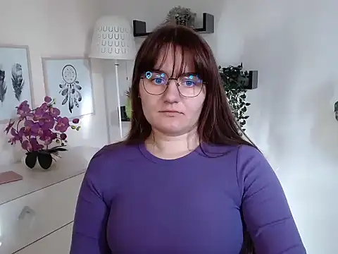 Julie Diamond online show from October 10, 2025, 12:28 pm