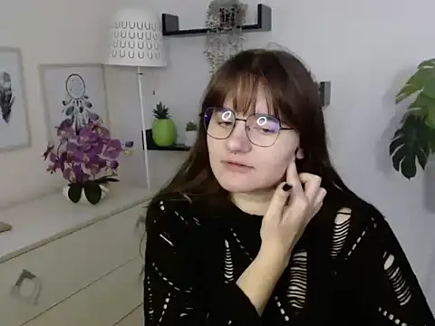 Julie Diamond online show from October 27, 2025, 3:24 pm