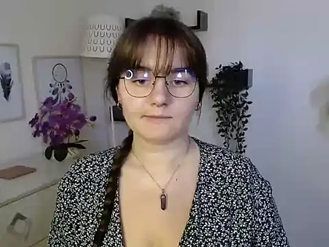 Julie Diamond online show from September 19, 2025, 12:31 pm