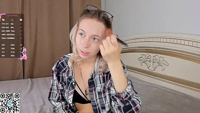 NyxaThorn online show from September 13, 2025, 4:29 pm