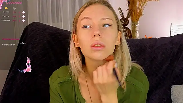 NyxaThorn online show from November 7, 2025, 2:32 pm