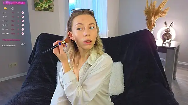 NyxaThorn online show from October 7, 2025, 2:40 pm