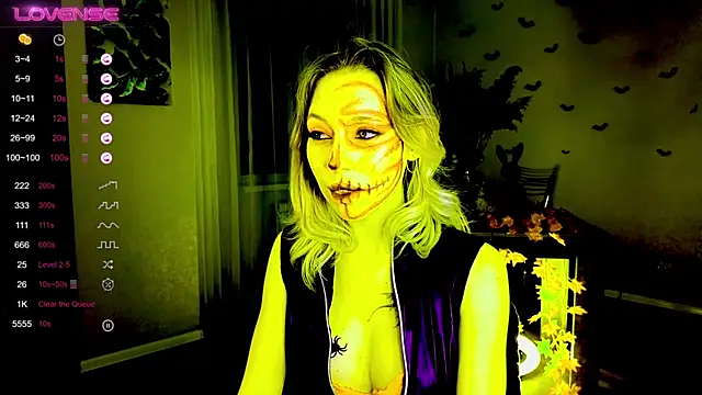 NyxaThorn online show from October 31, 2025, 2:35 pm