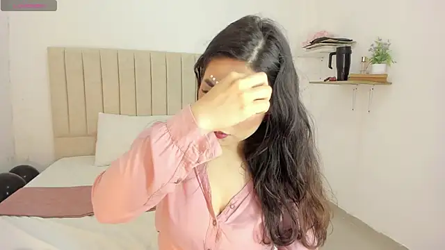 sashaa petit online show from September 17, 2025, 11:34 am