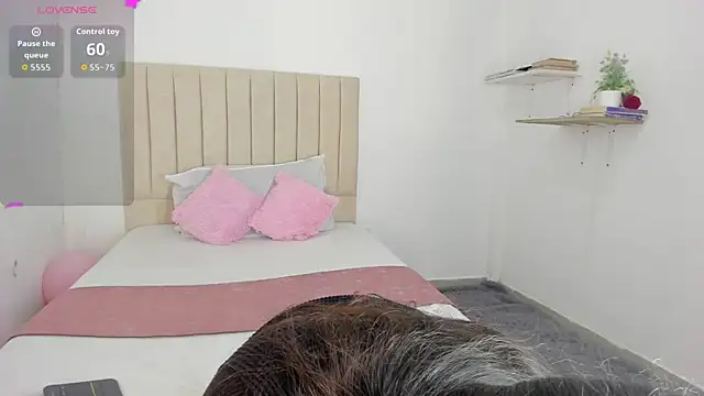 sashaa petit online show from September 27, 2025, 11:16 am