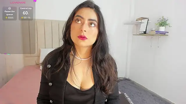 sashaa petit online show from September 22, 2025, 11:16 am