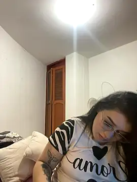 Snapshot of Aliciawhitee chatting on November 11, 2025, 2:28 am Aliciawhitee online show from November 11, 2025, 2:28 am