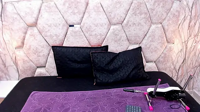 EXOTIC EBONY  online show from November 20, 2025, 7:47 pm