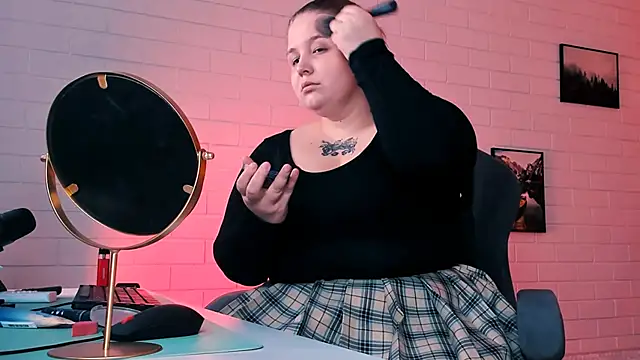 Snapshot of SladaDell chatting on November 7, 2025, 6:29 am SladaDell online show from November 7, 2025, 6:29 am