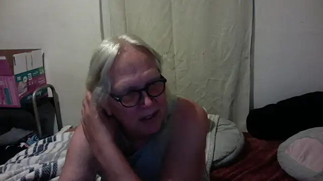 Snapshot of OldLadySara chatting on May 24, 2026, 12:32 am OldLadySara online show from May 24, 2026, 12:32 am