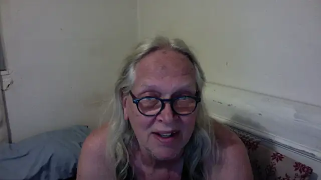 Snapshot of OldLadySara chatting on May 28, 2026, 4:31 am OldLadySara online show from May 28, 2026, 4:31 am