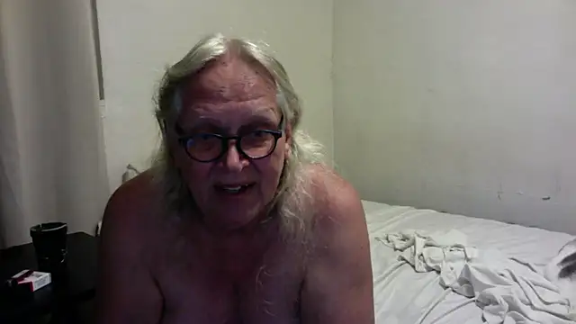 Snapshot of OldLadySara chatting on September 17, 2025, 6:15 am OldLadySara online show from September 17, 2025, 6:15 am