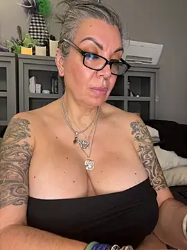 dieseldame1313 online show from January 12, 2026, 7:04 am