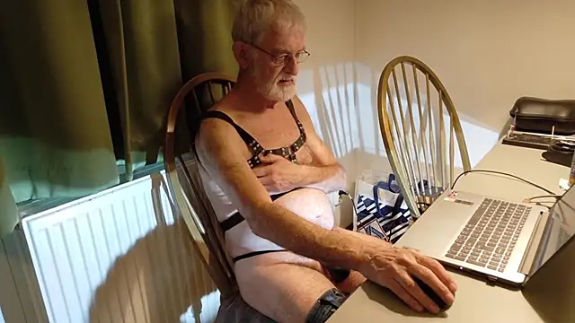Snapshot of ewaldwillems99 chatting on September 22, 2025, 1:39 pm ewaldwillems99 online show from September 22, 2025, 1:39 pm