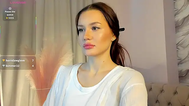 Aria Mila online show from November 4, 2025, 3:10 am