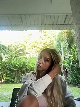 ChasingSunsets-Quinn online show from October 9, 2025, 10:32 pm