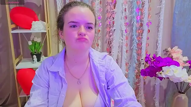 Snapshot of Luisa_Rosee chatting on February 17, 2026, 6:38 pm Luisa Rosee online show from February 17, 2026, 6:38 pm