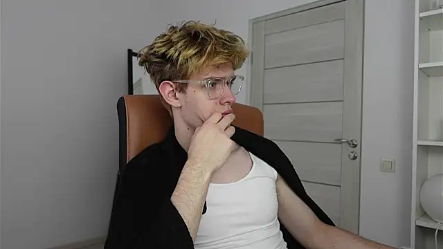 Logan Fraser online show from October 5, 2025, 12:18 pm